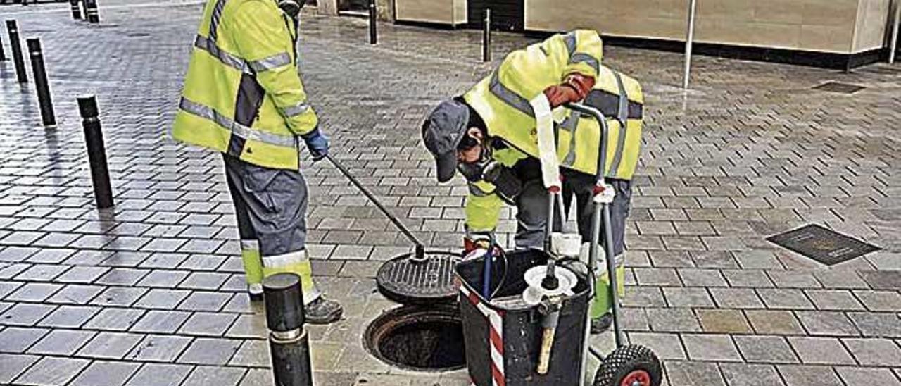 Operarios de Lokímica en Santa Eulàlia.