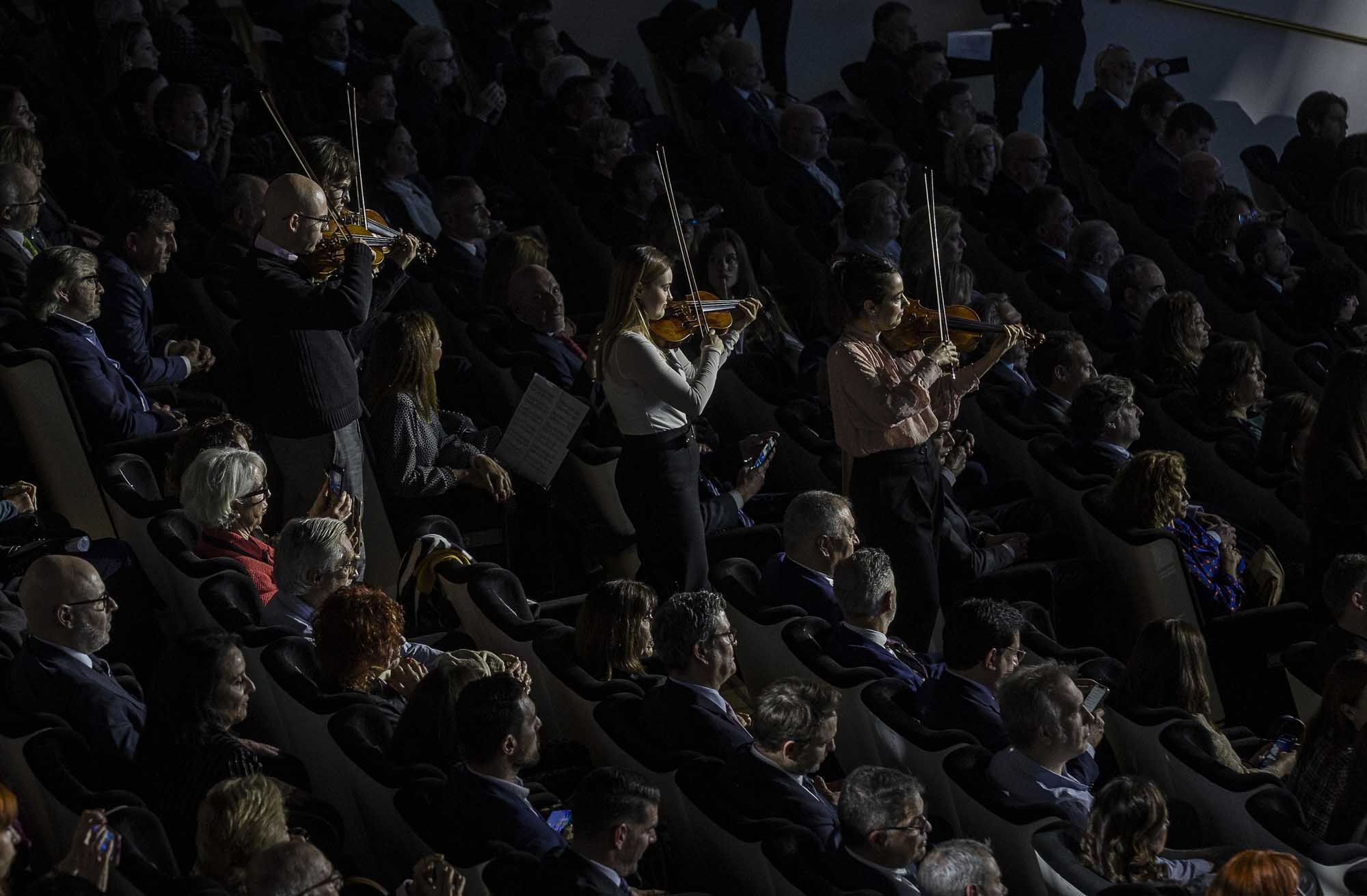 Las mejores imágenes de la apoteósica interpretación de la orquesta ADDA Simfónica dirigida por Josep Vicent en la 39 edición de Gala de los Importantes de Información 2023