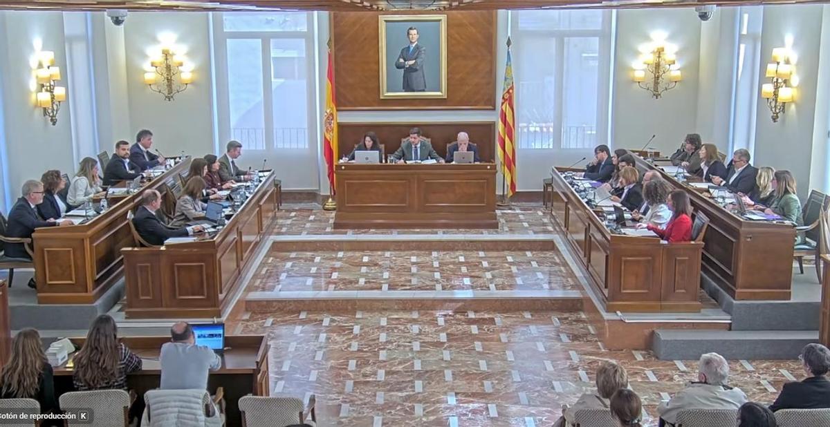 Minutos antes del inicio del pleno de Gandia, celebrado esta mañana.