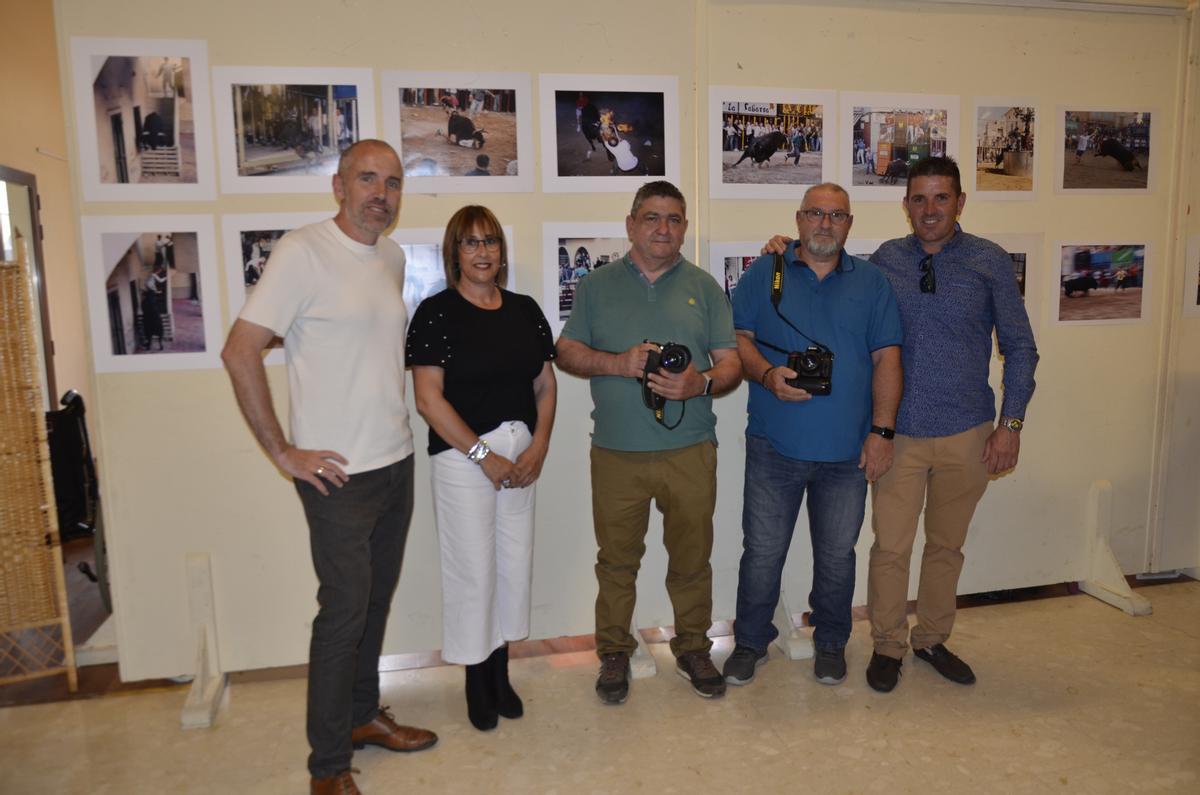 El alcalde, Wences Alós; con la concejala de Turismo, Lola Alós; los fotógrafos de la exposición y el presidente de la comisión de fiestas, Igor Florido.