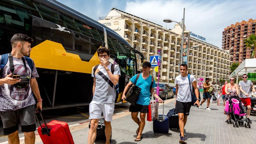 Un grupo de turistas llegando a Benidorm este mes de agosto.