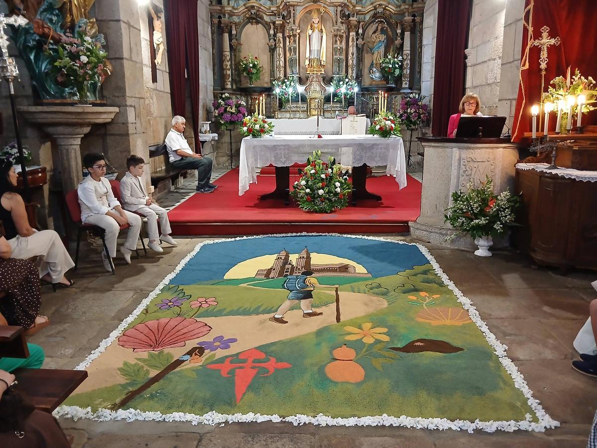 La alfombra dedicada al peregrino dentro de la iglesia.