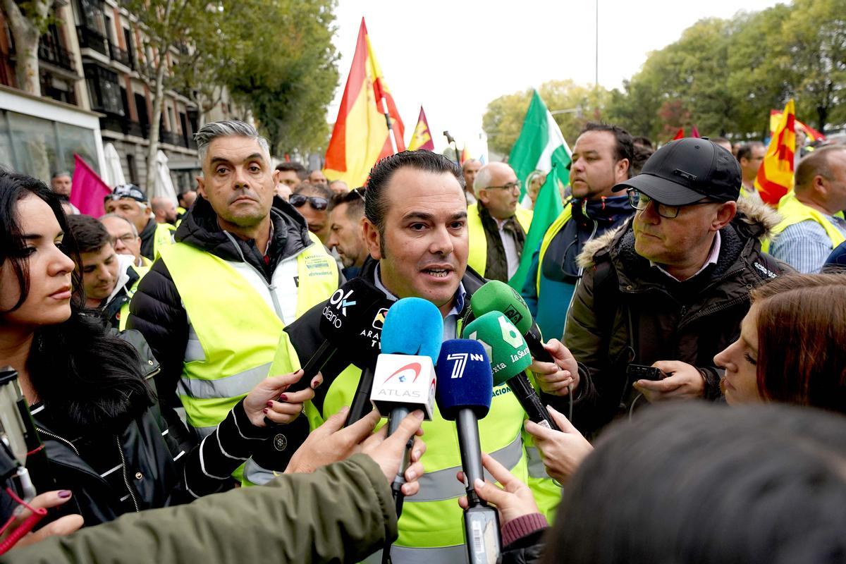 Manifestación de transportistas por el aumento de costes.En la imagen Manuel Hernández, portavoz de la plataforma convocante.