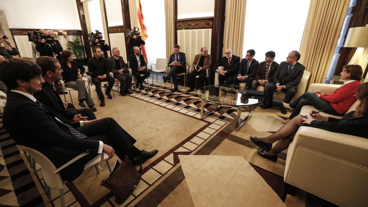 Los ponentes del borrador de constitución catalana, junto a Carme Forcadell en el Parlament de Catalunya.