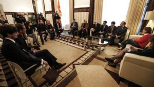 Los ponentes del borrador de constitución catalana, junto a Carme Forcadell en el Parlament de Catalunya.