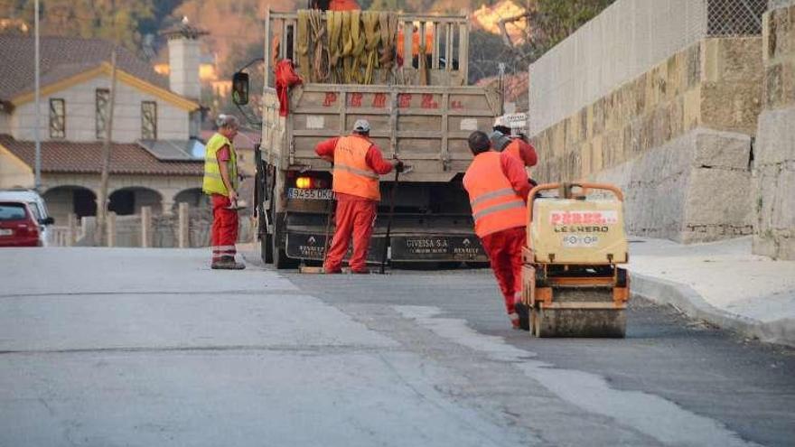 Los trabajos de bacheo ayer en el vial de Coiro . // Gonzalo Núñez