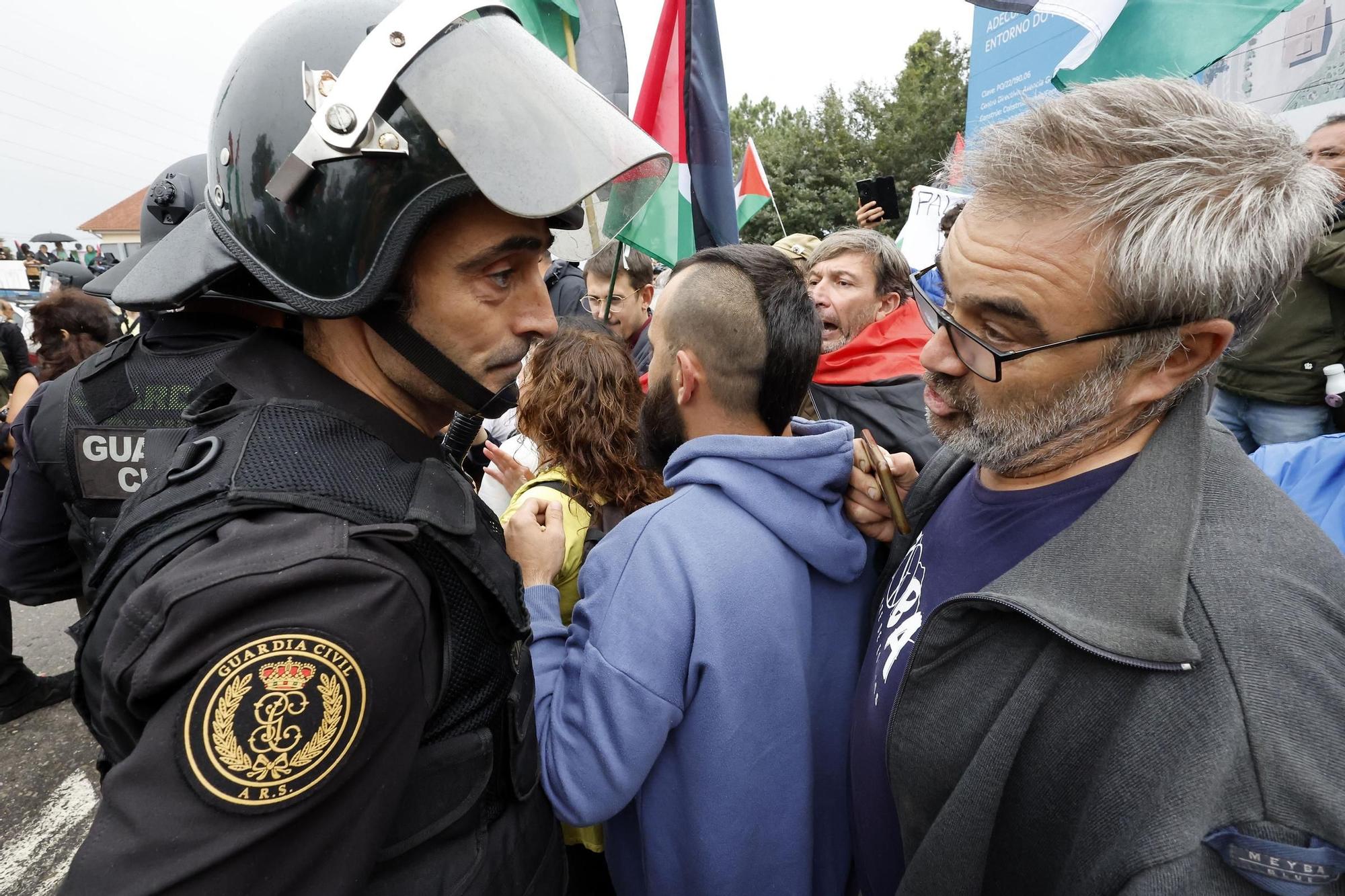 Concentraciones contra el equipo de Israel por el genocidio en Gaza durante el paso de La Vuelta por Pontevedra