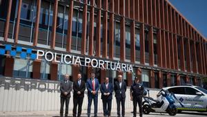 (I-D) Bernat Baró (Puerto De Barcelona), Pere Ferrer (Mossos Desquadra), Lluís Salvado (Puerto De Barcelona), Joan Ignasi Elena, José Alberto Carbonell (Puerto De Barcelona) Y Jaume Molina (Policia Portuària).