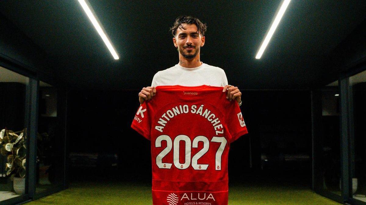 Antoni Sánchez posa con la camiseta del Mallorca tras renovar hasta 2027