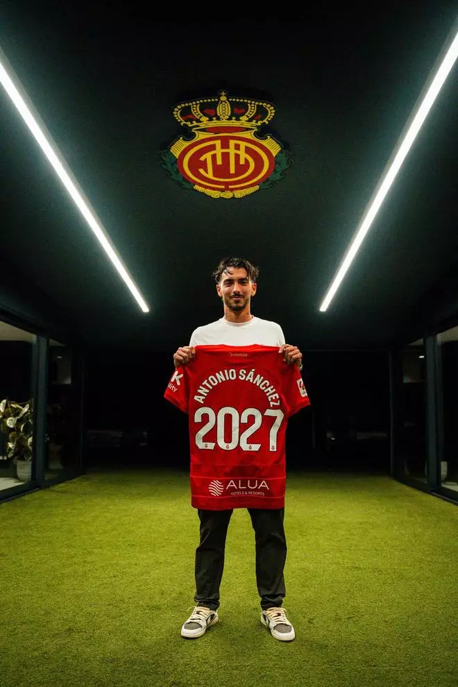 Antonio Sánchez, feliz tras su renovación con el Mallorca