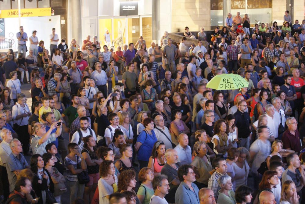 Concentració a la plaça de l''U d''octubre de Girona per l''aniversari del 20-S