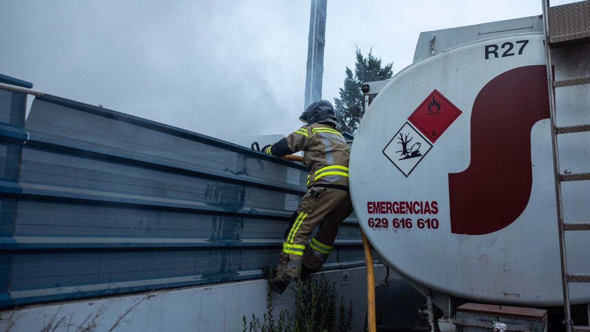 Declarado un fuego en el desguace de Ca Na Negreta