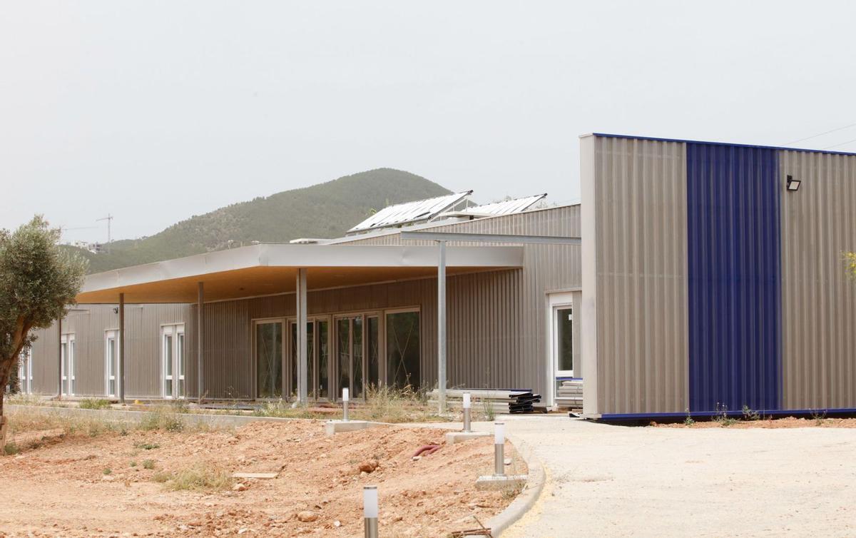 La instalación modular del centro de baja exigencia provisional de sa Joveria, junto al aparcamiento del Recinto Ferial. | J. A. RIERA