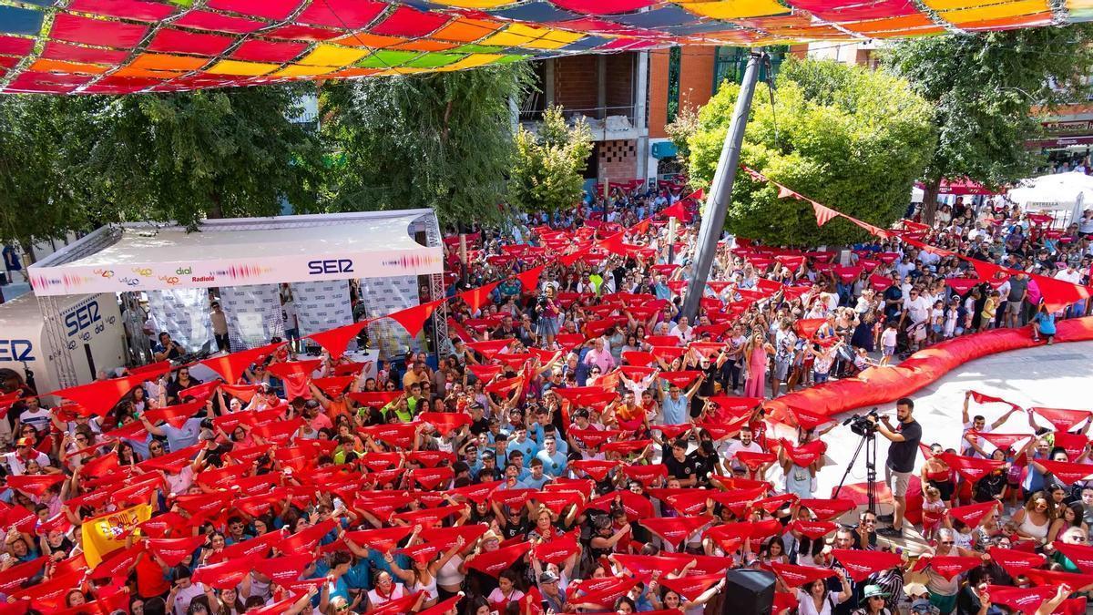 Una multitud de gente durante la celebración de las fiestas de Calasparra.