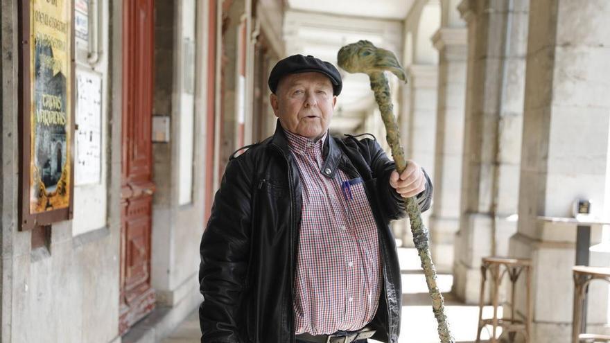 Fallece el escritor Ian Watson, afincado en Gijón, y deja su última petición: "No compren flores, compren libros"