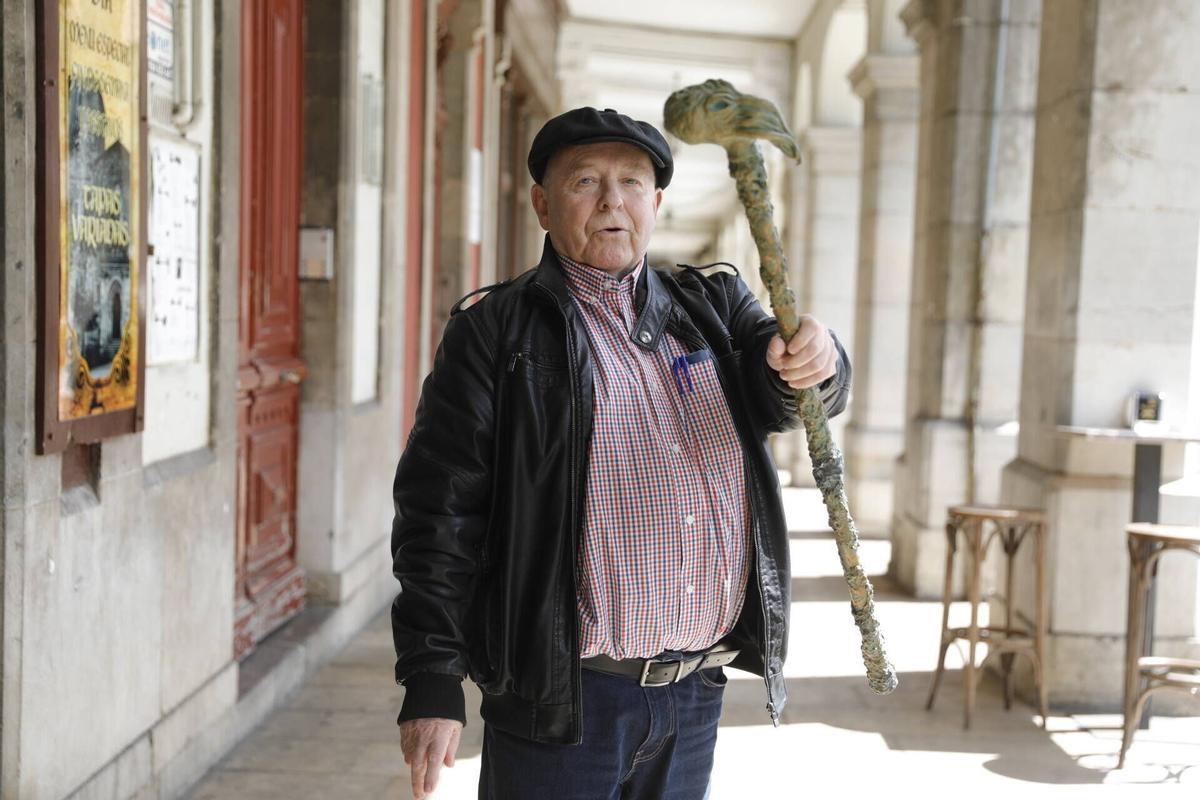 Ian Watson, con su bastón de Cthulhu, en la calle de San Francisco, en Avilés en 2024.