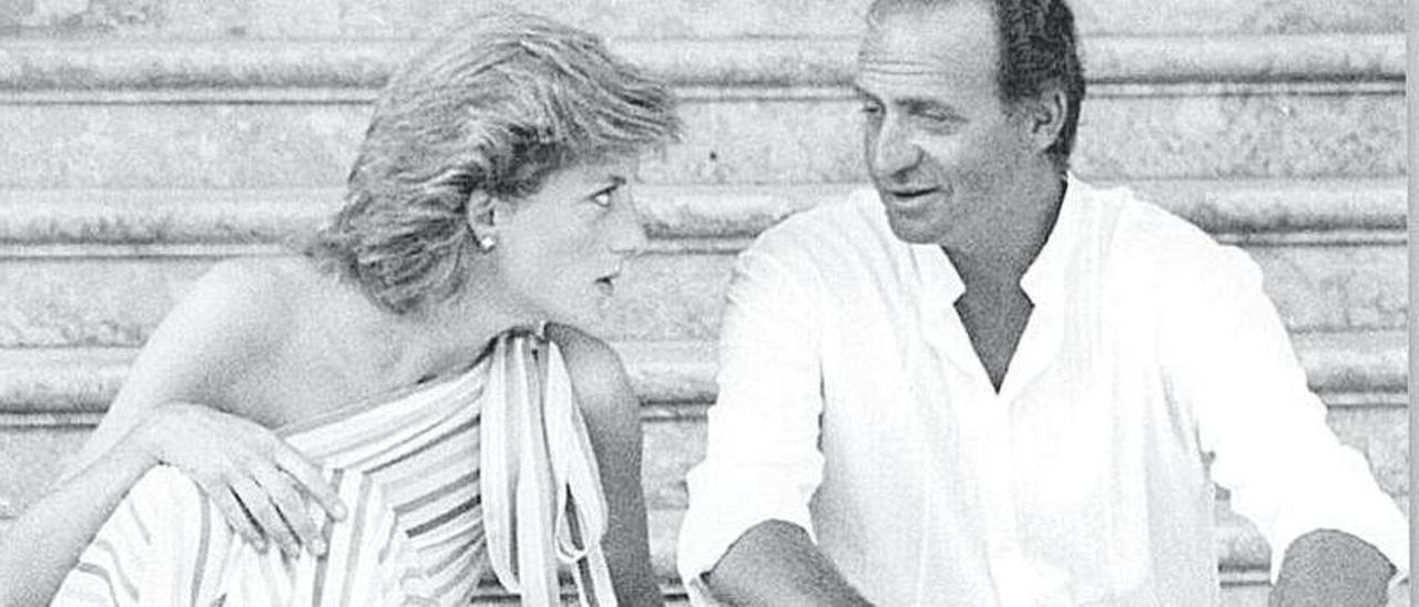 La química entre Lady Di y Juan Carlos de Borbón funcionaba a la perfección. Lady Colin Campbell, biógrafa de la Princesa de Gales, establece que la madre del heredero convirtió al Rey de España en su confidente cuando se quedaban a solas en Marivent.