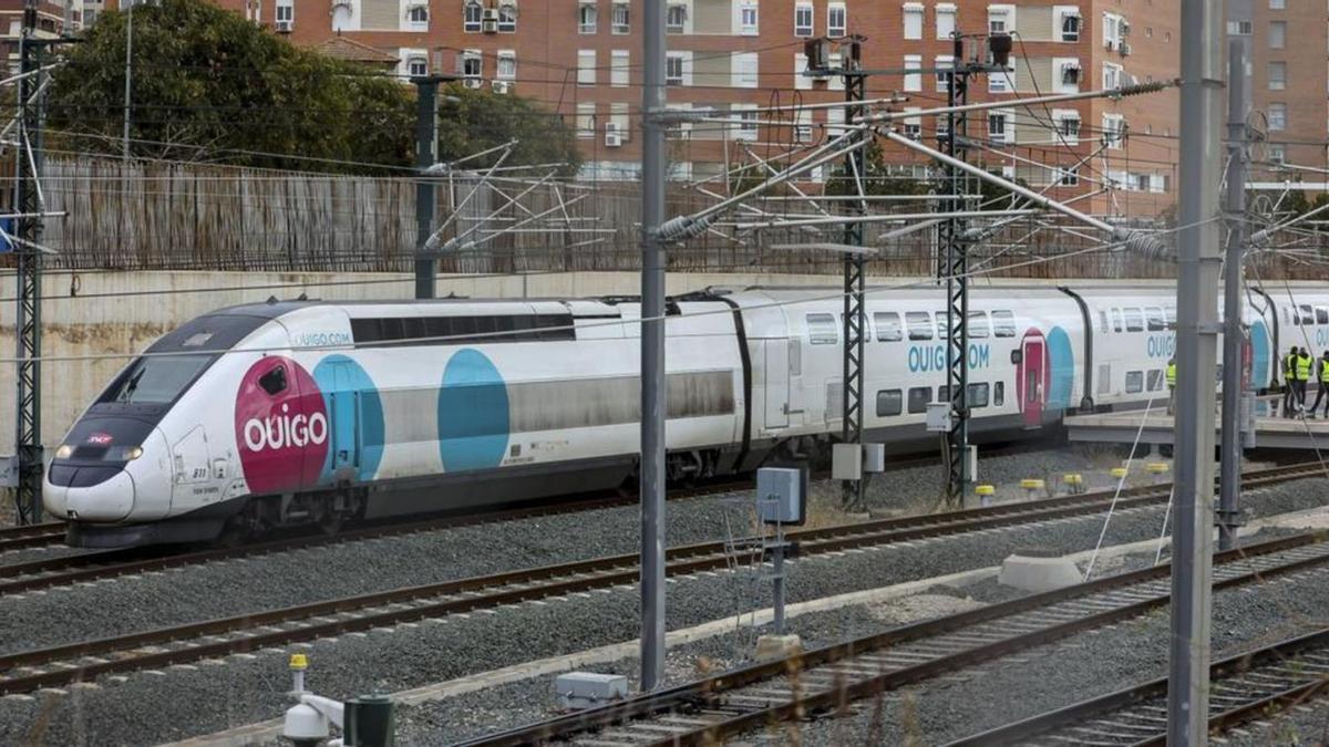 Una prueba de los trenes de bajo coste Ouigo en la estación de Alicante.
