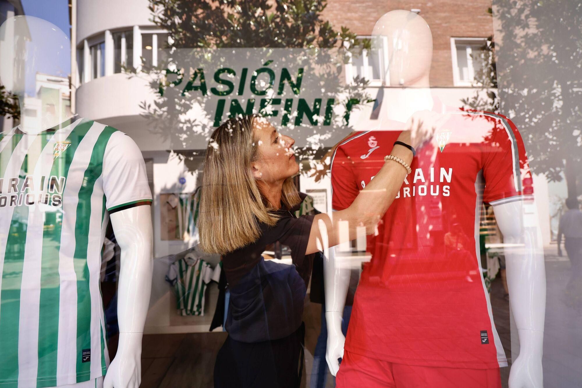 La afición del Córdoba CF, entre la nostalgia y la ambición con sus nuevas camisetas
