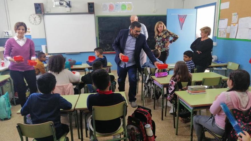 El conseller Vidal ha repartido hoy fiambreras entre los alumnos del CEIP El Terreno