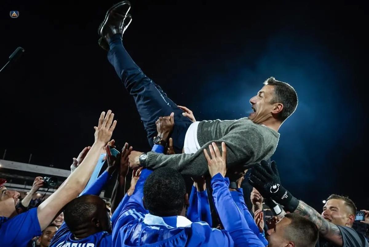 Julio Velázquez fue manteado por la plantilla tras ganar el título