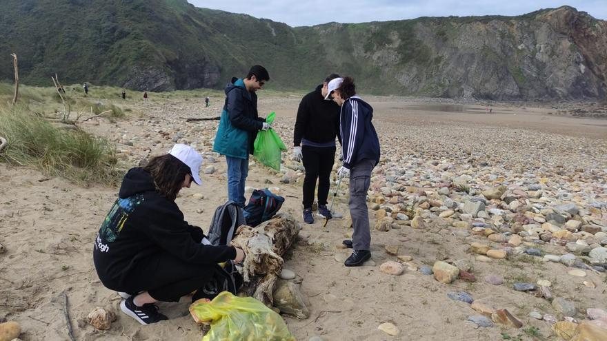 Los becarios de EDP, en Xago para limpiar la playa y “hacer piña”