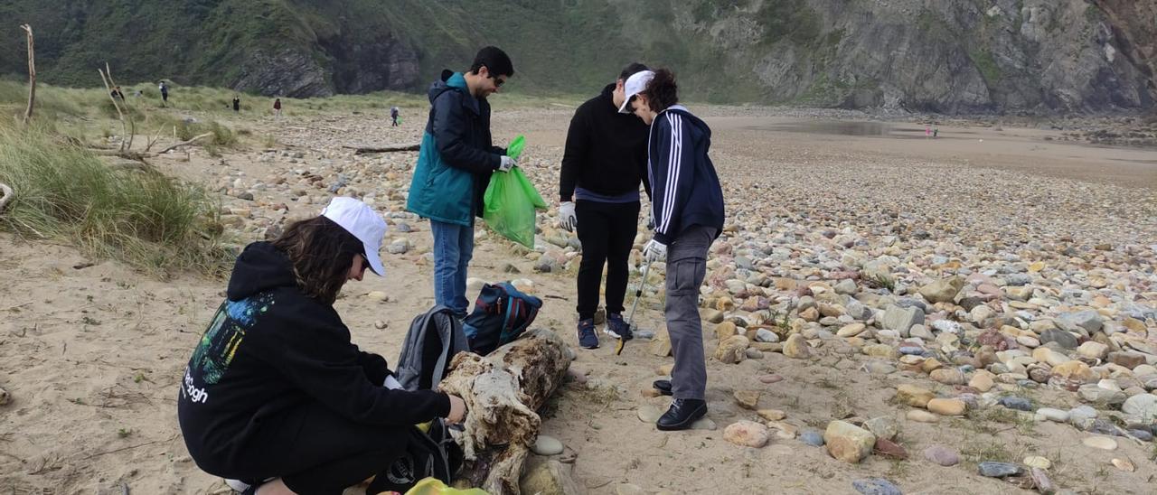 Los becarios de EDP, en Xago para limpiar la playa y “hacer piña”