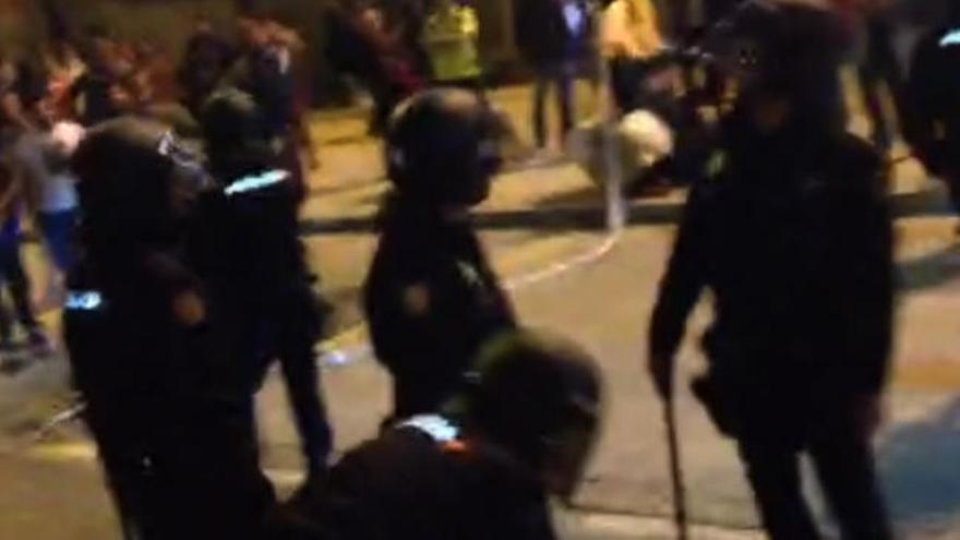 Brutal carga de la policía contra los aficionados del Levante en Granada