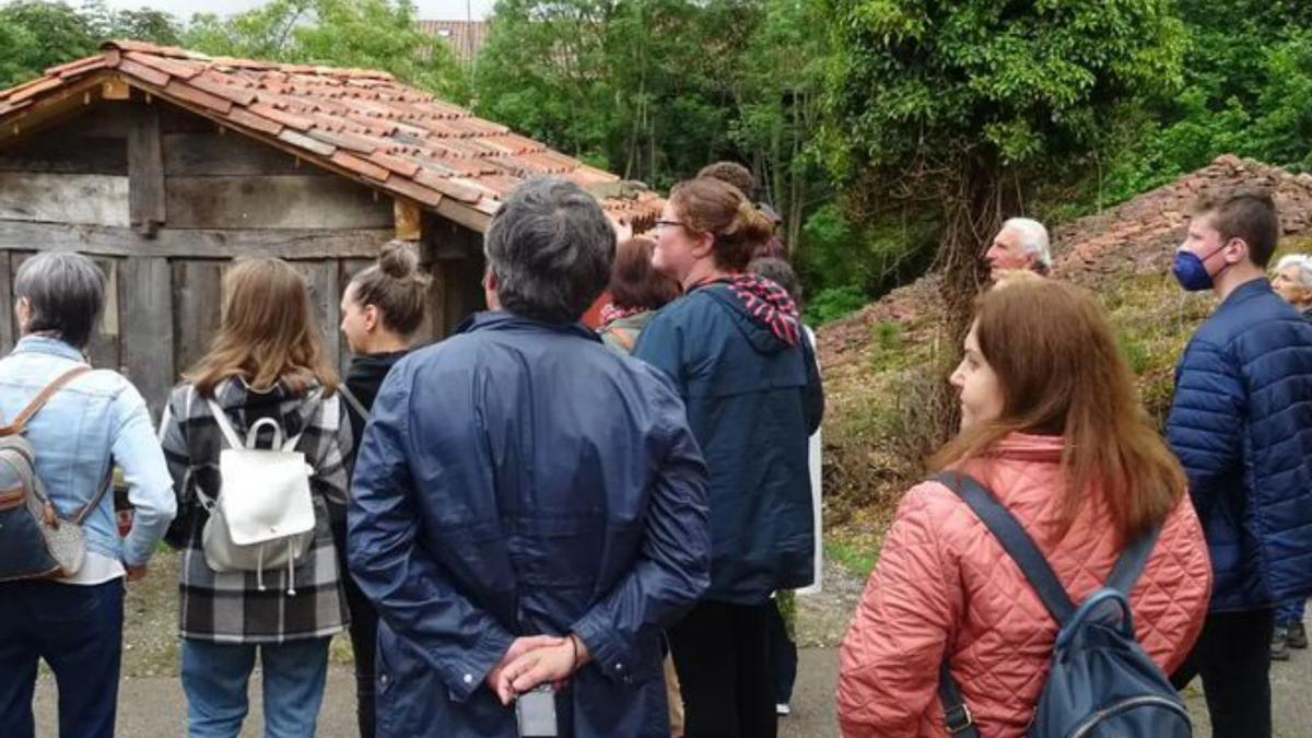 En Viego (Ponga), los participantes en la ruta observan otro hórreo beyusco. | 