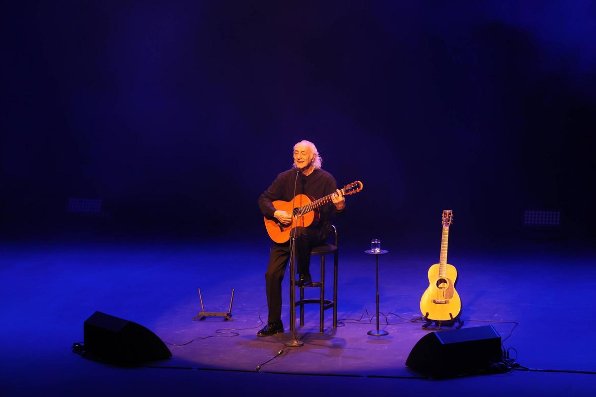 Amancio Prada tocando la guitarra española. A la derecha, la que le regaló Joan Baez.