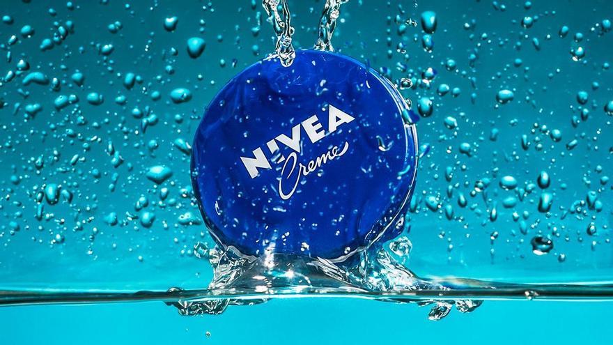 Nivea con miel bajo los ojos: el gesto que rejuvenece el rostro por la noche