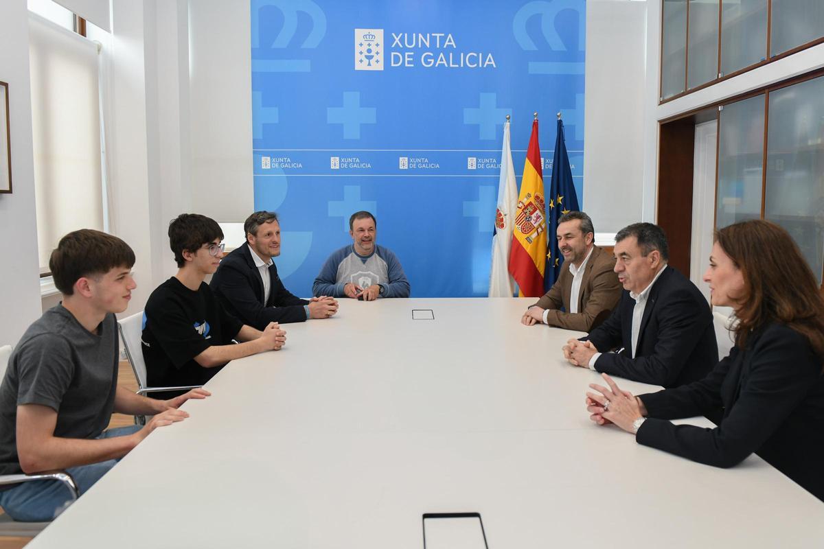 Un momento de la recepción del conselleiro de Educación, Román Rodríguez.