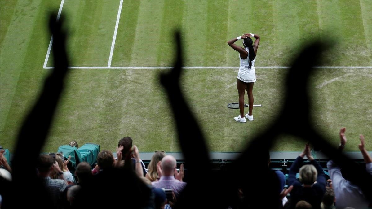 Cori Gauff celebra asombrada su triunfo sobre Venus Williams en Wimbledon.