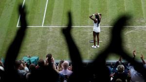 Cori Gauff celebra asombrada su triunfo sobre Venus Williams en Wimbledon.