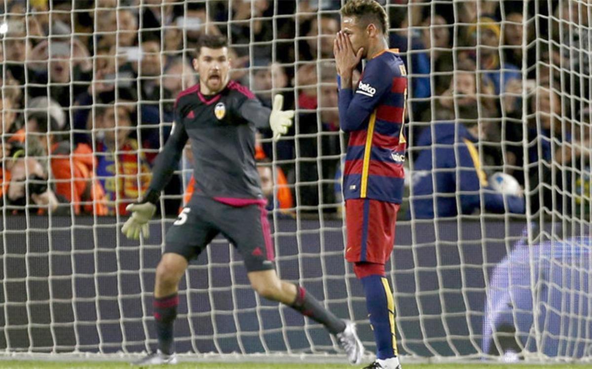 Neymar se lamenta tras fallar el penalti