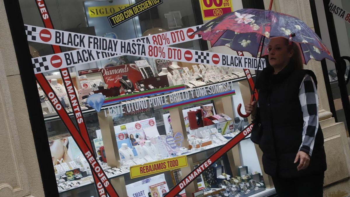 Una mujer mira el escaparate de una tienda.