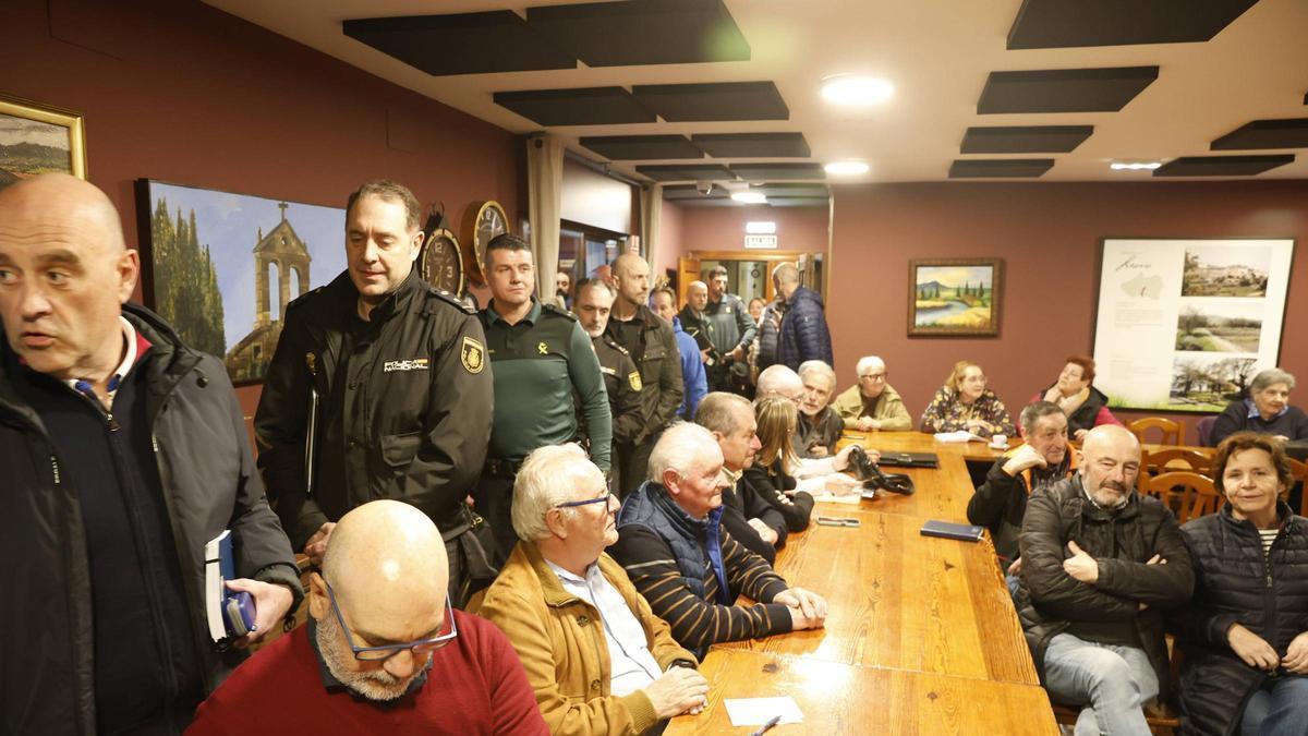 Mandos policiales visitan "Les Caseríes" ante la oleada de robos en Asturias (en imágenes)