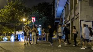 Jóvenes en la estación de metro de Marina, tras salir de las salas del triángulo golfo de Poblenou.