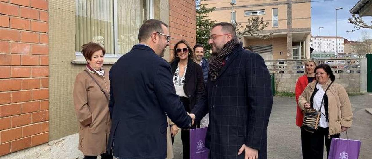 El jefe de estudios del colegio público, Indalecio Santos, a la izquierda, saluda a Adrián Barbón, ayer.