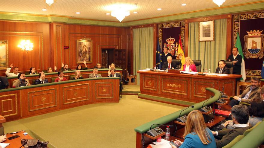 Los concejales, en el pleno de ayer, durante la votación para aprobar de forma inicial el presupuesto