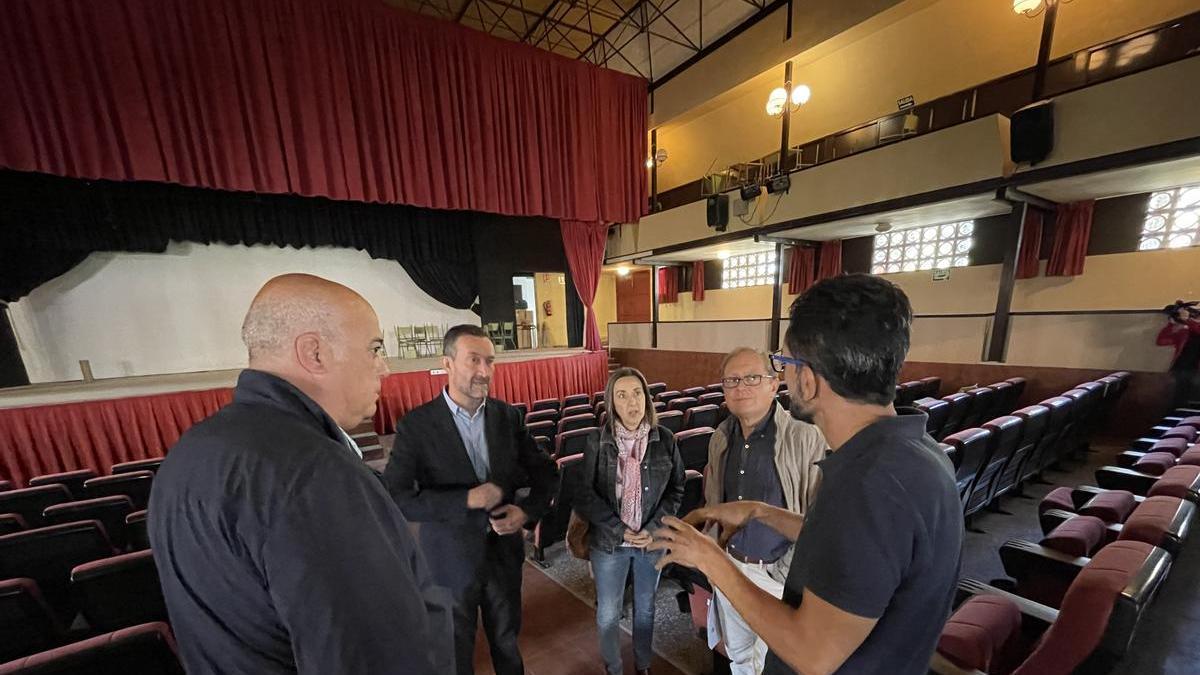 El alcalde, la edil de Educación y el arquitecto municipal en el colegio El Palmeral