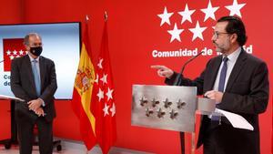 El vicepresidente saliente Enrique Ossorio durante una rueda de prensa tras el consejo de Gobierno junto al consejero de Economía y Hacienda, Javier Fernández-Lasquetty.