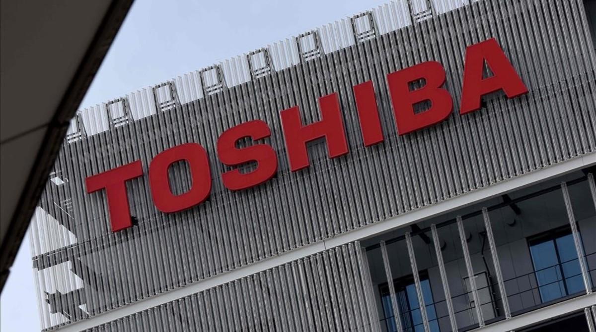 zentauroepp36718136 the logo of japanese conglomerate toshiba is seen on a wall 161229203418