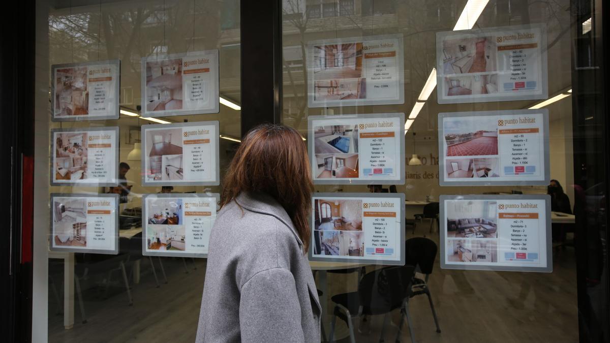 Una agencia inmobiliaria de la Sagrada Família, en una imagen de archivo.