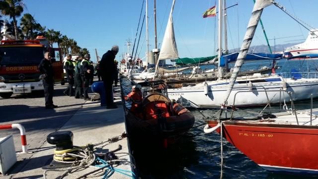 Buscan a una mujer en el agua en el Muelle Uno