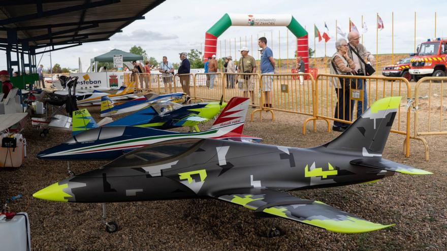 La Ciudad Deportiva de Zamora acoge una exposición estática de aeromodelismo y drones