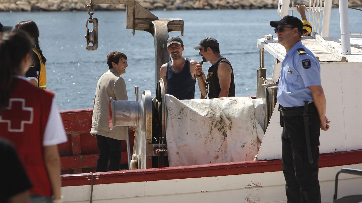 Blanca Portillo, a la izquierda, y Luis Tosar, a la derecha, en el barco durante el rodaje hoy en Alicante.