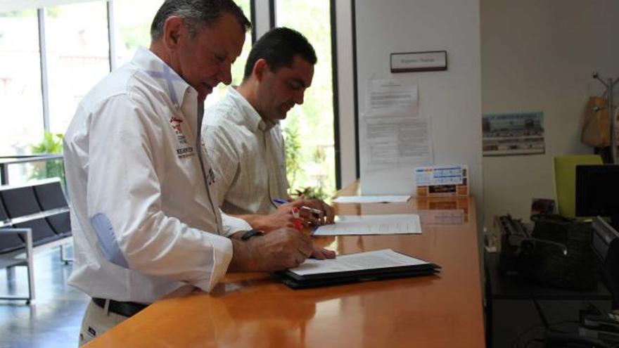 José Manuel Menéndez y Alberto Díez de Tejada, ayer, en el Ayuntamiento de Salas, firmando su dimisión.