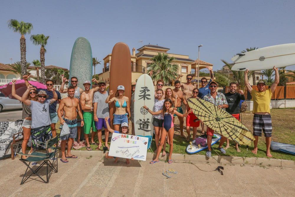 Surfistas de Orihuela recogen firmas en contra de