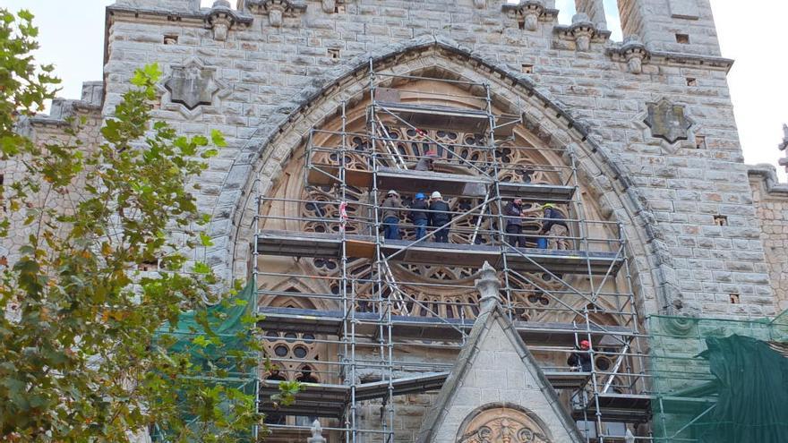 Die Fassade der Kirche von Sóller mit dem Gerüst.